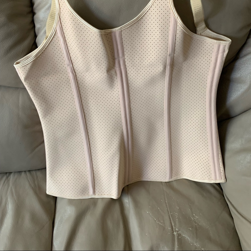 Spandex corset. Size 2xl but fits like a large.